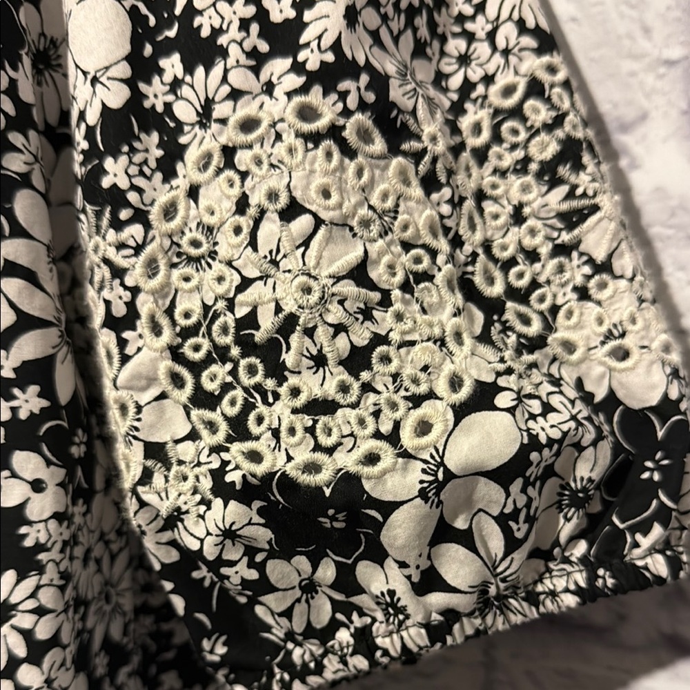Talbots Petite Black and White Puff Sleeve Floral Blouse Size Medium Petite - Picture 2 of 10